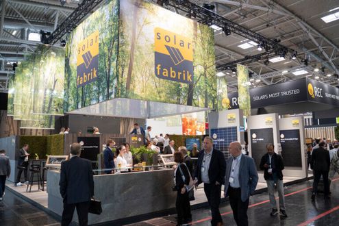 Solar Fabrik a jejich prezentace na veletrhu. Ani zde nechyběly usměvavé tváře.