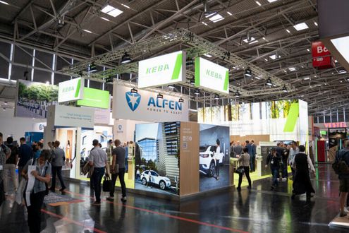 Výstavu firmy KEBA si nenechala ujít hromada zájemců. Zaujalo je především její chytré řešení nabíjení elektromobilů.