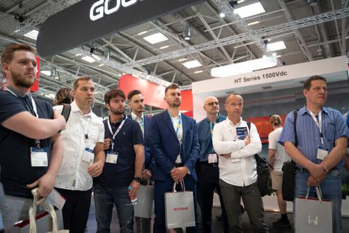 Všichni pozorně naslouchají prezentaci od GoodWe. Inovace velmi zaujaly, jak můžete vidět ve výrazech všech zúčastněných.