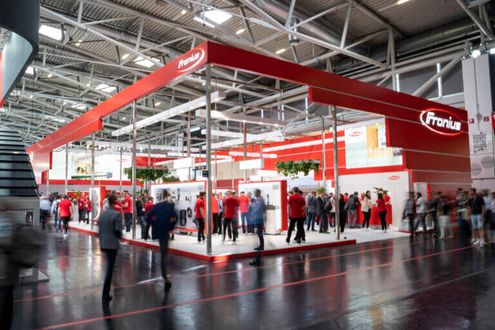 Fronius svou expozicí patřil spíše mezi ty větší vystavovatele. Zákazníci si užívali prohlídku a detailní propracování výstavy.