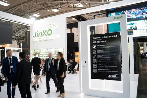 Ukázka all-black panelu společnosti Jinko Solar.
