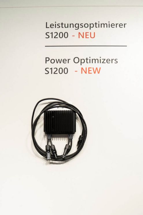 Nový optimizér SolarEdge S1200 s vyšším výkonem podporující ještě robustnější panely. Navíc disponuje i obloukovou a teplotní ochranou.