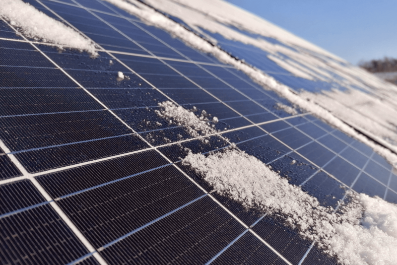 Vítr a sníh: zatížení větrem, sněhem a krupobitím ve fotovoltaických systémech